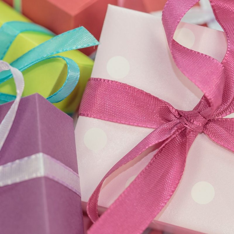cadeaux de naissance colorés avec rubans roses, jaunes et turquoise