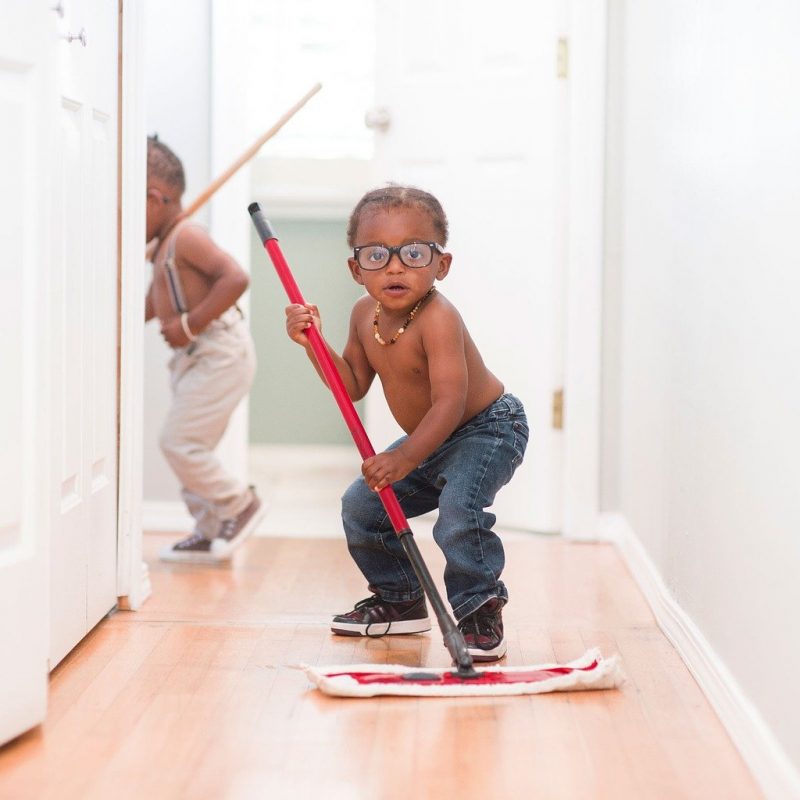 Les enfants qui nettoient