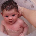 Des conseils pour donner un bain à un bébé