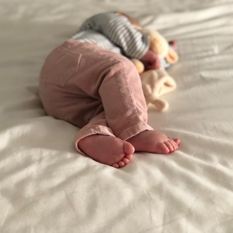 Bébé 9 mois refuse de dormir la nuit : causes et solutions