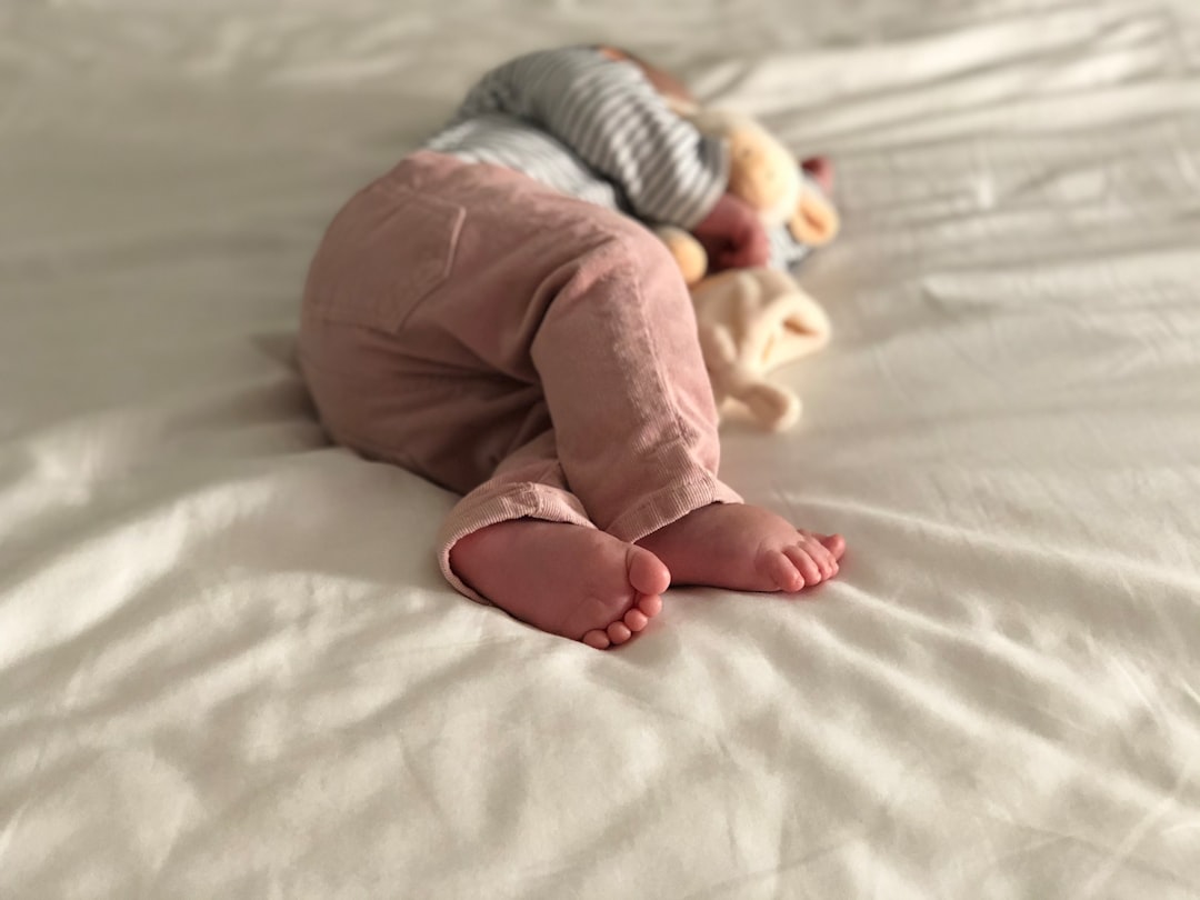 Bébé 9 mois refuse de dormir la nuit : causes et solutions