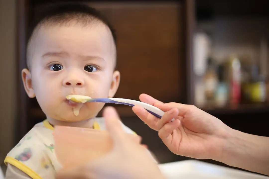 Diversification alimentaire 4 mois bébé allaité : guide 2026