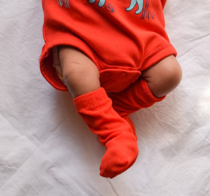 Porter bébé 3 mois en été : ergonomie et surchauffe