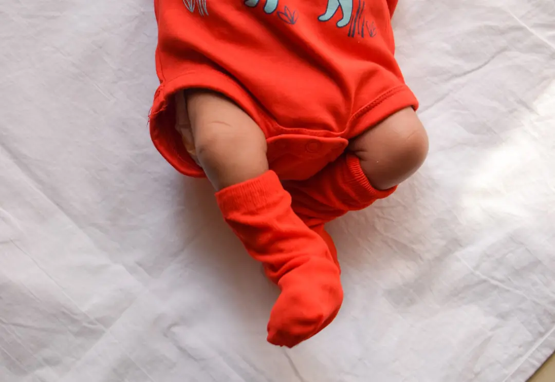 Porter bébé 3 mois en été : ergonomie et surchauffe